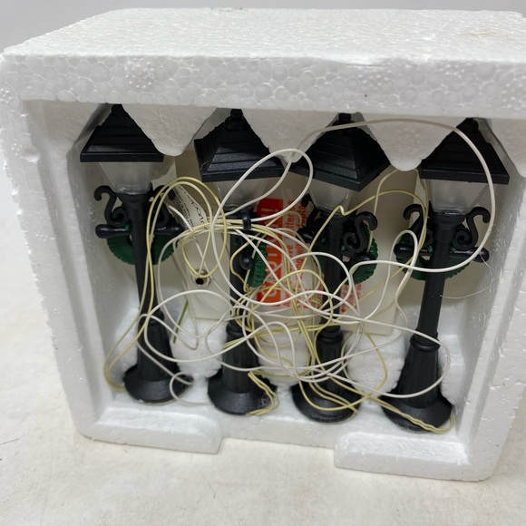 NWT Vintage Dept. 56 Set of 4 Village Turn of the Century Lampposts - Picture 7 of 11